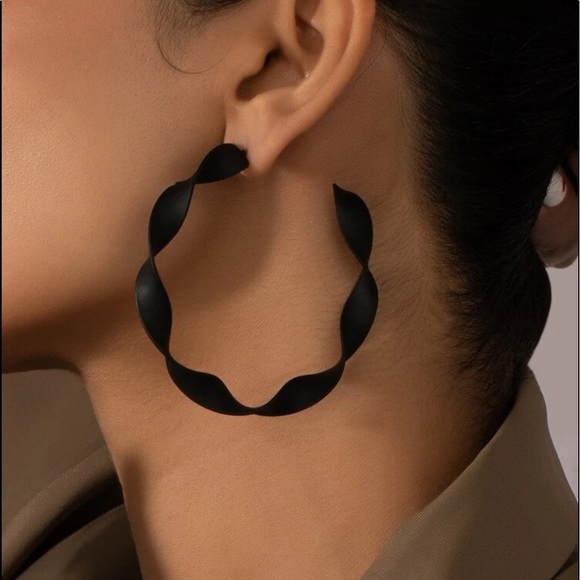 Jewelry - Black Solid Swirl Detail Hoop Earrings - NWT